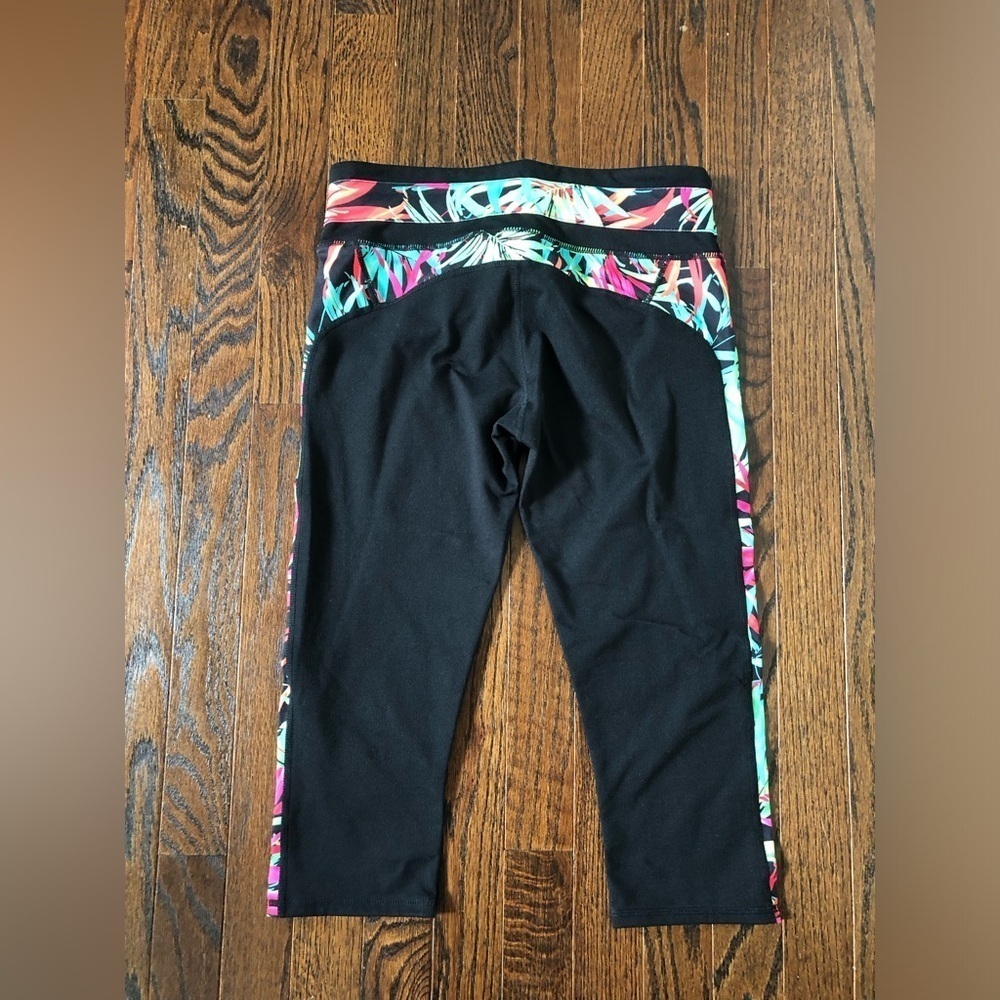 Fabletics Women’s S Camacan Black Stretch Capri Tropical Forest Print Leggings - Picture 8 of 10